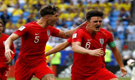 John Stones (kiri) dan Harry Maguire (kanan) saat tampil membela Timnas Inggris di Piala Dunia 2018.