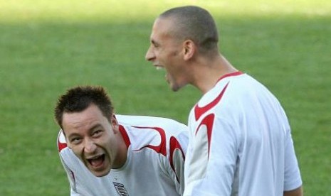 John Terry (kiri) dan Rio Ferdinand