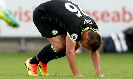 John Terry menderita cedera engkel saat melawan Swansea City, Ahad (11/9).