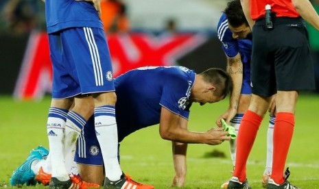 John Terry mengerang kesakitan.