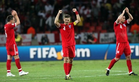 John Terry, Steven Gerrard, dan Frank Lampard (dari kiri ke kanan), saat ketiganya membela timnas Inggris pada Piala Dunia 2010.