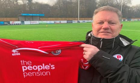 John Yems. Mantan Manajer Sepak Bola Crawley Town, John Yems, terkenal anti-Muslim 