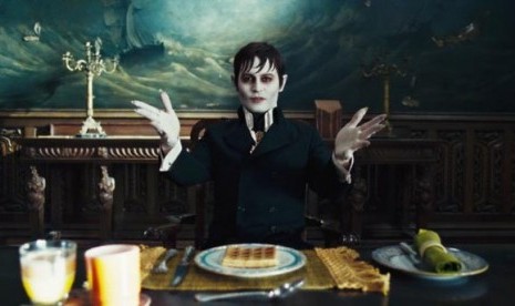 Johnny Depp dalam salah satu adegan di film Dark Shadows