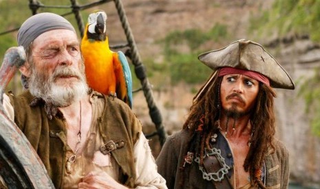 Johnny Depp sebagai Jack Sparrow dalam Pirates of the Carribean (kanan)