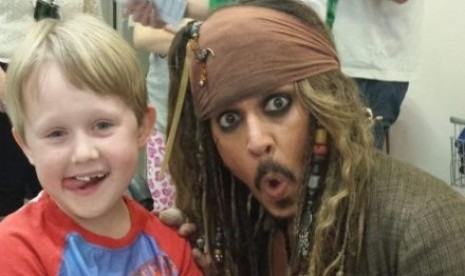 Johnny Depp sebagai Jack Sparrow dengan Max Bennett pasien anak di RS Anak Lady Cilento Brisbane. 