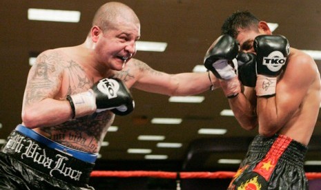 Johnny Tapia, kiri, saat bertanding dengan Evaristo Primero. 