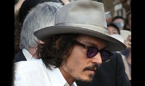 Johny Deep tampil bergaya dan memikat  dengan topi Fedora