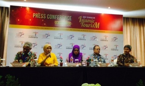 Joint Seminar on Islamic Tourism (JoSIT) 2015 dengan mengangkat tema Enhancing Collaboration Between Indonesia and Malaysia as Muslim Friendly Destinations di Hotel Clarity Bandung, Senin (26/10).