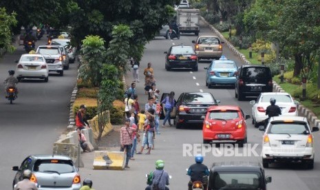 Joki 3 in 1 beroperasi di Jalan Pattimura, Jakarta, Kamis (31/3). 