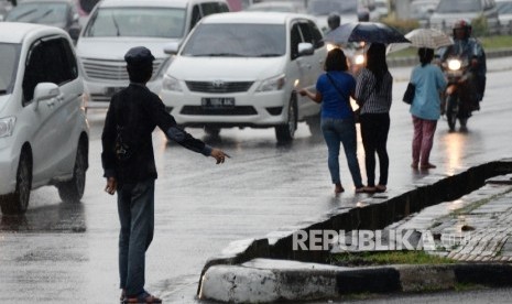 Joki 3 in 1 kembali beroperasi pasca berakhirnya masa uji coba penghapusan kawasan 3 in 1 di Gatot Soebroto, Jakarta, Kamis (14/4). (Republika/Yasin Habibi)