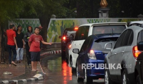 Joki 3 in 1 kembali beroperasi pasca berakhirnya masa uji coba penghapusan kawasan 3 in 1 di Gatot Soebroto, Jakarta, Kamis (14/4). (Republika/Yasin Habibi)