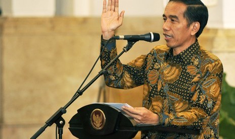 Presiden Joko Widodo mengingatkan seluruh jajarannya agar berhati-hati dalam mengambil kebijakan yang dapat mempengaruhi perekonomian nasional di tengah situasi global yang semakin sulit