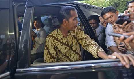 Joko Widodo (berbaju batik)