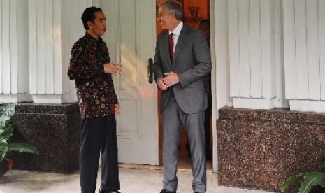 Joko Widodo berbincang dengan mantan perdana menteri Ingrris Tony Blair di Jakarta, Kamis (11/9).