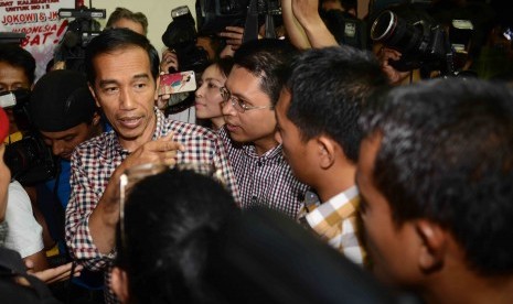 Joko Widodo berbincang dengan para wartawan saat bersilaturahmi dengan wartawan di posko kemenangan Jokowi, Jakarta, Kamis (10/7). 