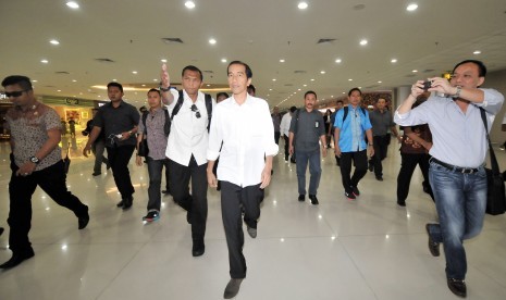 Joko Widodo berjalan memasuki terminal 2 Bandar Udara Internasional Juanda, Sidoarjo, Jatim, Selasa (15/7). 