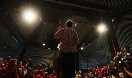 Joko Widodo berorasi di hadapan ribuan warga saat berkampanye di Pendopo Taman Budaya Surakarta, Solo, Jawa Tengah, Sabtu (14/6). 