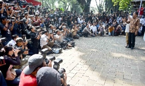 Joko Widodo bersama istri, Iriana menunjukan jari yang telah dicelupkan tinta usai menggunakan hak suaranya di TPS 18 Kecamatan Menteng, Kelurahan Menteng, Jakarta Pusat, Rabu (9/7).