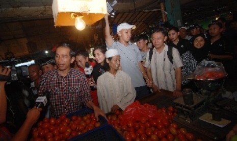  Joko Widodo bersama pedagang di Pasar Senen, Jakarta Pusat.   (Foto : Agung Fatma Putra)