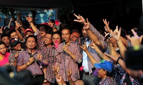 Joko Widodo (center) or Jokowi, meet his supporters in Jakarta on Thursday. According to quick count, Jokowi with his running mate, Basuki Tjahaja Purnama, slightly win from their rivals,  Fauzi Bowo and Nachrowi Ramli.   