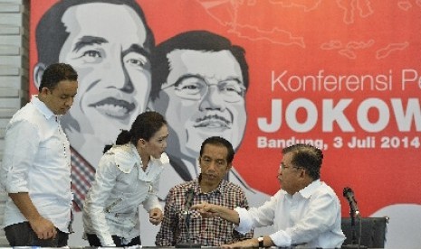  Joko Widodo dan Jusuf Kalla berbincang dengan Anies Baswedan dan Rieke DIah Pitaloka seusai memberikan keterangan pers di Bandung, Kamis (3/7).