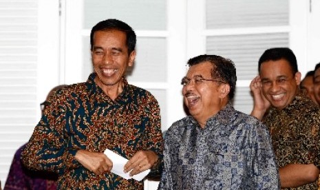 Joko Widodo dan Jusuf Kalla menggelar konferensi pers di Rumah Transisi, Jakarta, Senin (15/9).