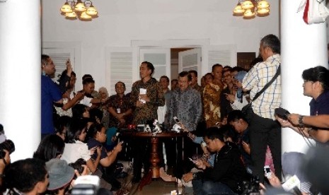 Joko Widodo dan Jusuf Kalla menggelar konferensi pers di Rumah Transisi, Jakarta, Senin (15/9).