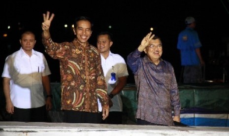 Joko Widodo dan Jusuf Kalla saat berpidato kemenangan di atas kapal di Pelabuhan Sunda kelapa, Jakarta, Selasa (22/7) malam. 