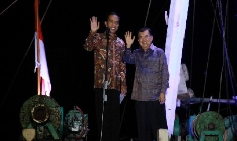 Joko Widodo dan Jusuf Kalla saat berpidato kemenangan di atas kapal di Pelabuhan Sunda kelapa, Jakarta, Selasa (22/7) malam. 