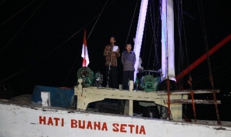 Joko Widodo dan Jusuf Kalla saat berpidato kemenangan di atas kapal di Pelabuhan Sunda kelapa, Jakarta, Selasa (22/7) malam WIB. 