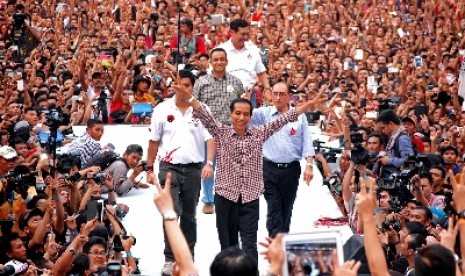  Joko Widodo (depan) setelah memberikan pidato kampanye nya di Stadion Gelora Bung Karno, Jakarta Selatan, Sabtu (5/7). 