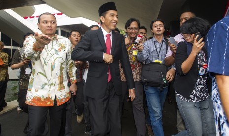 Joko Widodo, dikejar sejumlah wartawan seusai menghadiri Sidang Bersama DPR dan DPD RI dalam rangka HUT Kemerdekaan ke-69 RI di Gedung Nusantara, Kompleks Parlemen, Senayan, Jakarta, Jumat (15/8). 