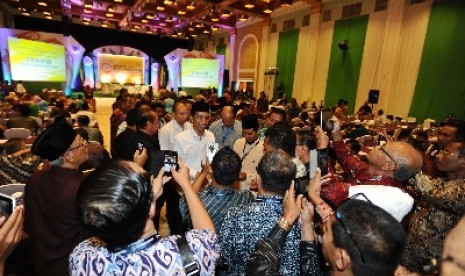 Joko Widodo (Jokowi) melanyani berfoto usai menghadiri undangan Tanwir Muhammadiyah di Samarinda, Kalimantan Timur, Sabtu (24/5). 