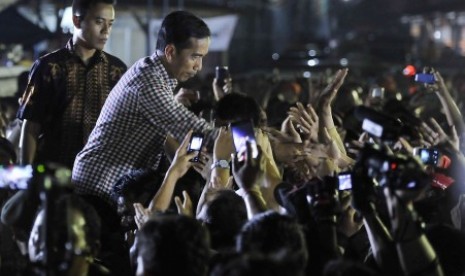 Joko Widodo (Jokowi) menyalami para pedagang pasar ketika berkunjung ke Pasar Induk Cibitung, Kabupaten Bekasi, Jawa Barat, Senin (16/6) malam. 