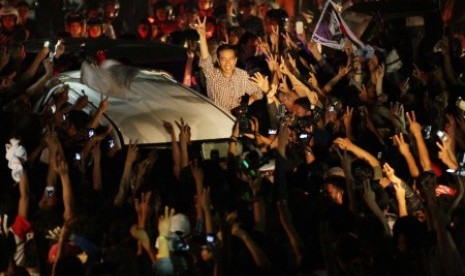 Joko Widodo (Jokowi) menyapa para pedagang pasar setibanya di Pasar Induk Cibitung, Kabupaten Bekasi, Jawa Barat, Senin (16/6) malam. 