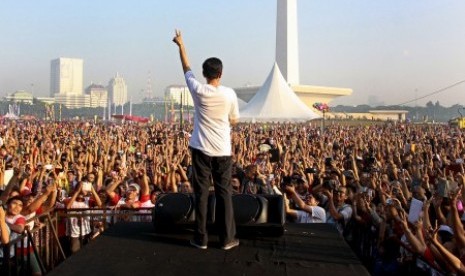 Joko Widodo (Jokowi) saat melepas ribuan peserta acara Gerak Jalan Revolusi Mental di Kawasan Monas, Jakarta, Ahad (22/6).