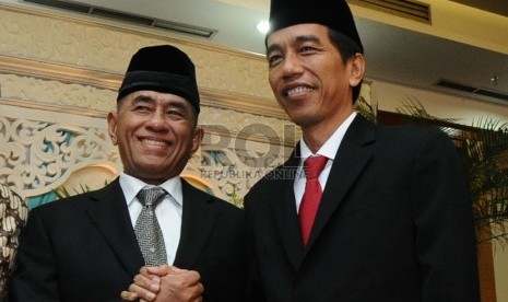 Joko Widodo (kanan) berjabat tangan dengan mantan KSAD Jenderal (Purn) Ryamizard Ryacudu (kiri).