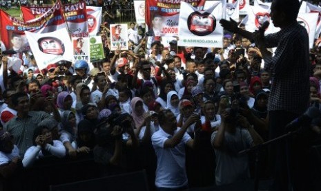 Joko Widodo (kanan) berkampanye di depan para pendukung dan simpatisan dari Asosiasi Industri Permebelan dan Kerajinan Indonesia (ASMINDO) di Taman Balekambang, Surakarta, Jawa Tengah, Jumat (20/6). 