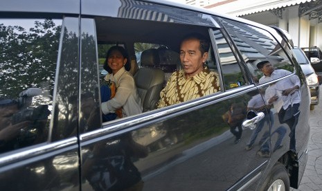 Joko Widodo (kanan) bersama isterinya Ny Iriana beranjak meninggalkan Balaikota untuk menuju Kantor Transisi Jokowi - JK di Jakarta, Kamis (7/8).