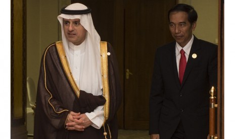 Joko Widodo (kanan) bersama Menteri Luar Negeri Arab Saudi Adel bin Ahmed Al-Jubeir (kiri) berjalan keluar ruangan Presiden usai pertemuan bilateral saat KTT Luar Biasa ke-5 OKI mengenai Palestina dan Al-Quds Al-Sharif di Jakarta Convention Center, Jakarta