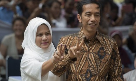 Joko Widodo (kanan) dan Istri Ny Iriana (kiri) 