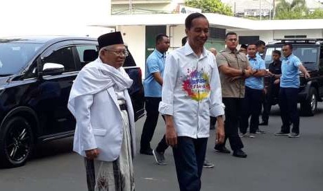 Joko Widodo (kanan) dan Ma'ruf Amin tiba di RSPAD Jakarta untuk menjalani tes kesehatan, Ahad (12/8).