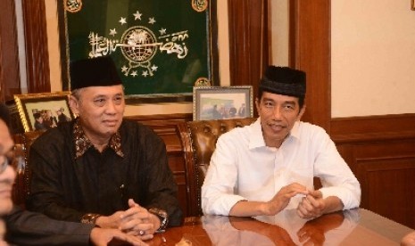 Joko Widodo (kanan) disambut Wakil Ketua Umum PBNU, As'ad Said Ali (kiri) saat mendatangi kantor PBNU di Jalan Kramat Raya, Jakarta Pusat, Jumat (11/7).