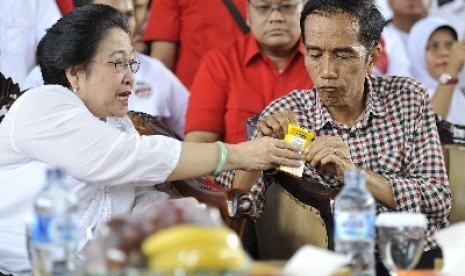 Joko Widodo (kanan) mengambil permen yang ditawarkan Megawati Soekarnoputri (kiri)