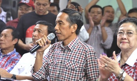 Joko Widodo (kedua kanan) bersama Ketua Umum PDI Perjuangan Megawati Soekarnoputri (kanan), Ketua Umum Partai Hanura Wiranto (kedua kiri) dan Ketua Umum PKP Indonesia Sutiyoso (kiri) 