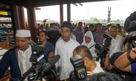 Joko Widodo (kedua kiri) dan istri Ny Iriana (kedua kanan) didampingi ketua rombongan Umrah Usamah Hisyam (kiri), berjalan menuju terminal keberangkatan saat akan menunaikan ibadah Umrah di terminal 2D Bandara Soekarno-Hatta, Tangerang, Banten, Ahad (6/7).