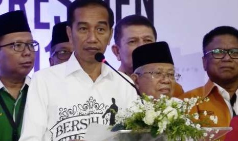 Joko Widodo (kedua kiri) 