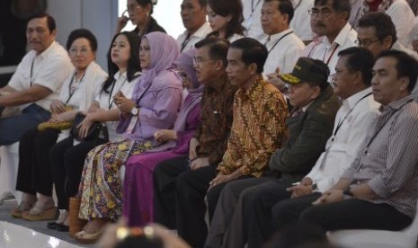 Joko Widodo (keempat kanan) dan Jusuf Kalla (kelima kanan) bersama tim sukses menghadiri acara Debat Capres 2014 putaran ketiga di Jakarta, Ahad (22/6). 