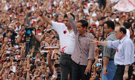 Joko Widodo (ketiga kanan) didampingi Tim pemenangan Capres Jokowi-JK Maruarar Sirait (keempat kanan), Anis Baswedan (kedua kanan) dan Tim pengarah Pemenangan Jokowi-JK Alwi Shihab (kanan) melambaikan dua jari kepada pendukungnya ketika Konser Salam dua Ja