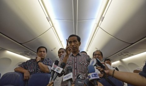 Joko Widodo (ketiga kiri) didampingi Wasekjen PDI Perjuangan Achmad Basarah (kiri), Ketua DPP PKB Marwan Jafar (kedua kiri) dan Ketua DPP Partai NasDem Akbar Faisal (kanan) 